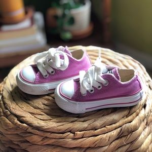 Chuck Taylor All Star TODDLER LOW TOP SHOE. Size 2 lightly used.